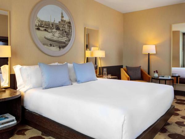 The Royal Sonesta Chicago River North : photo 2 de la chambre suite lit king-size de luxe avec baignoire spa