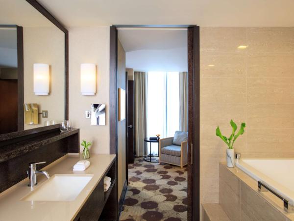 The Royal Sonesta Chicago River North : photo 9 de la chambre suite lit king-size de luxe avec baignoire spa