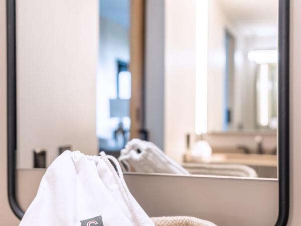 The Shay, a Destination by Hyatt : photo 4 de la chambre chambre lit king-size avec baignoire accessible aux personnes à mobilité réduite