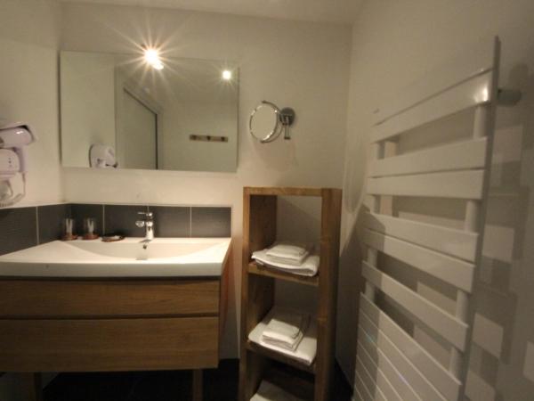 Au Coeur des Lacs - Chambres d'hôtes : photo 9 de la chambre chambre lit king-size avec terrasse - cellet