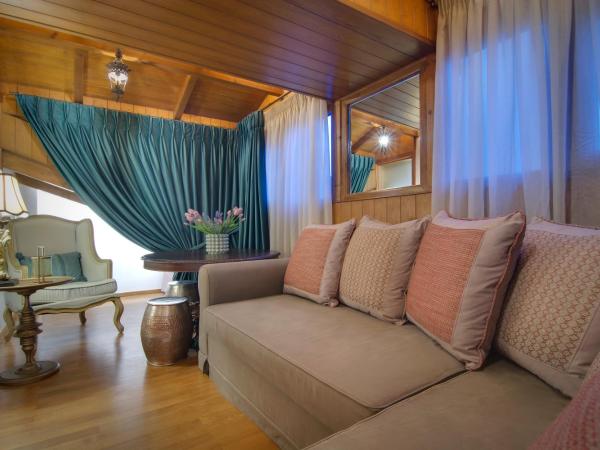 ARCHONTARIKI Historic Boutique Hotel : photo 5 de la chambre chambre lit king-size - vue sur lac