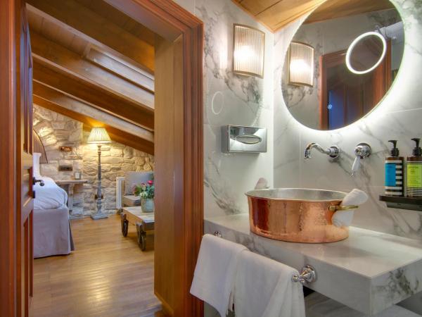 ARCHONTARIKI Historic Boutique Hotel : photo 7 de la chambre chambre supérieure - combles