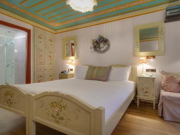 ARCHONTARIKI Historic Boutique Hotel : photo 6 de la chambre chambre lits jumeaux