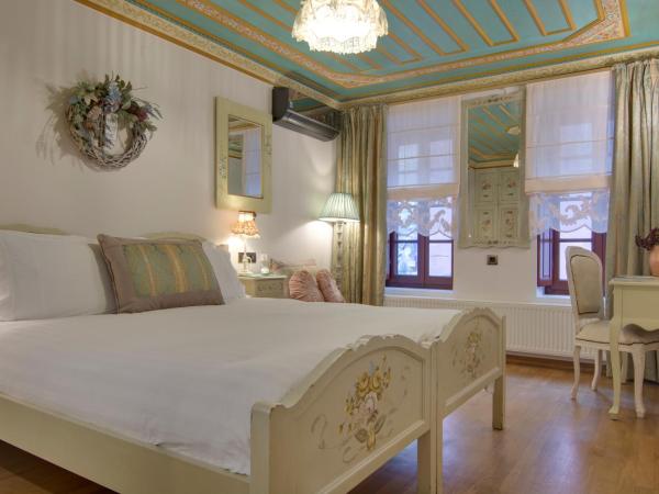 ARCHONTARIKI Historic Boutique Hotel : photo 4 de la chambre chambre lits jumeaux