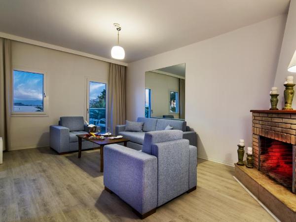 Le Bleu Hotel & Resort Kusadasi : photo 4 de la chambre suite 1 chambre avec lit king-size et terrasse