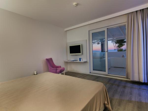 Le Bleu Hotel & Resort Kusadasi : photo 3 de la chambre suite 1 chambre avec lit king-size et terrasse