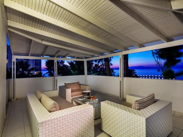 Le Bleu Hotel & Resort Kusadasi : photo 6 de la chambre suite 1 chambre avec lit king-size et terrasse