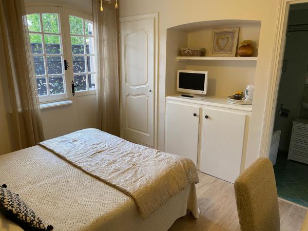 Chambres d'Hotes Les Amandiers : photo 3 de la chambre chambre double ou lits jumeaux standard