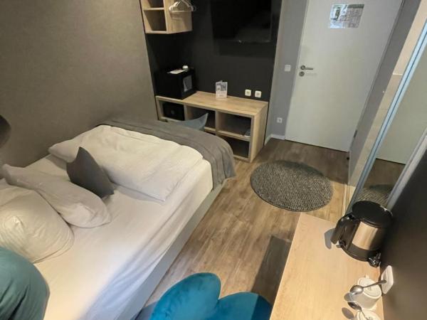 Hotel Falkenturm : photo 5 de la chambre chambre lit queen-size