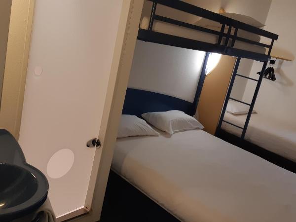 Kyriad Direct Montauban Centre : photo 5 de la chambre hébergement 1 lit double + 1 lit simple +1 lit simple superposé