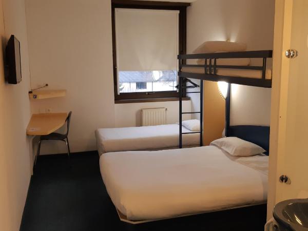 Kyriad Direct Montauban Centre : photo 1 de la chambre hébergement 1 lit double + 1 lit simple +1 lit simple superposé