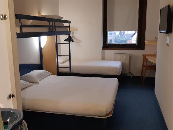 Kyriad Direct Montauban Centre : photo 6 de la chambre hébergement 1 lit double + 1 lit simple +1 lit simple superposé