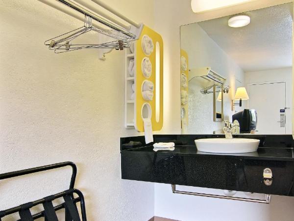 Motel 6-Albuquerque, NM - Midtown : photo 9 de la chambre chambre quadruple de luxe - non-fumeurs