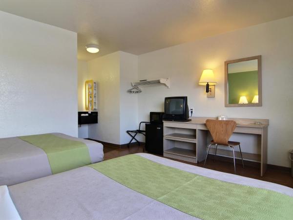 Motel 6-Albuquerque, NM - Midtown : photo 8 de la chambre chambre quadruple de luxe - non-fumeurs