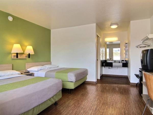 Motel 6-Albuquerque, NM - Midtown : photo 6 de la chambre chambre quadruple de luxe - non-fumeurs