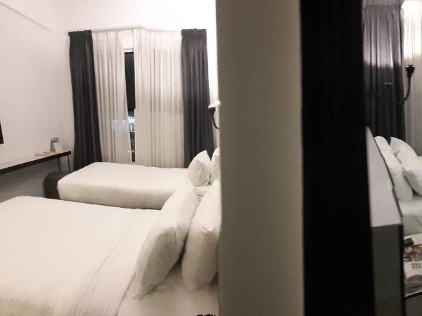 Manhattan Hotel Ipoh : photo 7 de la chambre chambre familiale avec lit queen-size et lits jumeaux