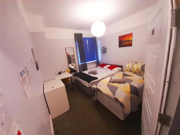 Gorton Mount Hotel Manchester : photo 2 de la chambre chambre double ou lits jumeaux Économique avec salle de bains commune