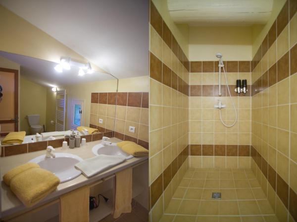 Mas Val-Chênaie Gordes : photo 6 de la chambre chambre lits jumeaux avec salle de bains privative