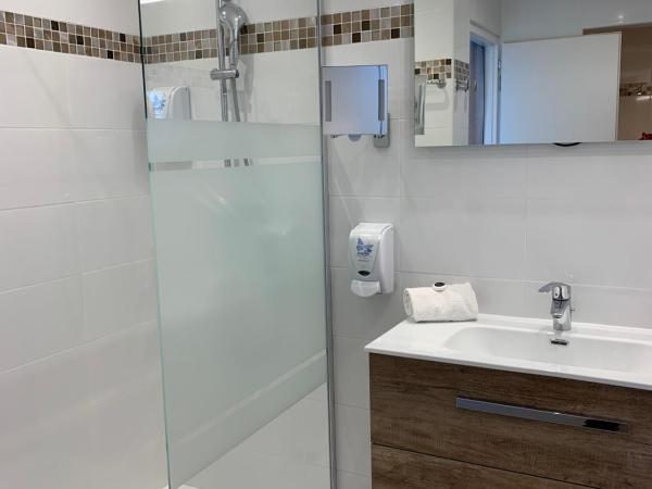 Hôtel Beau Rivage : photo 6 de la chambre chambre familiale avec balcon et vue sur la mer