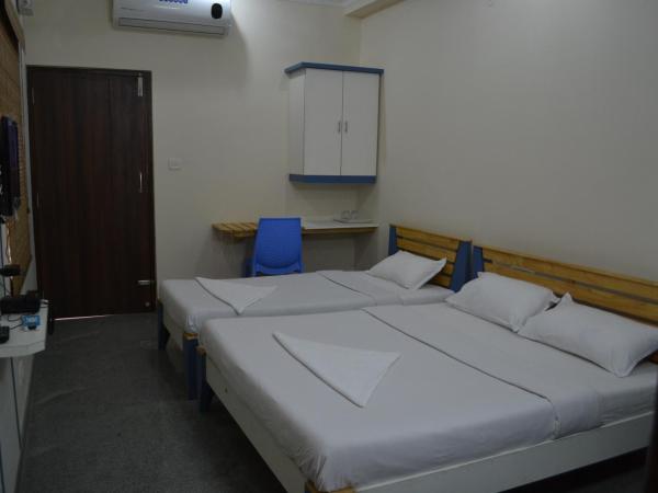 Metro Park : photo 2 de la chambre chambre triple avec balcon