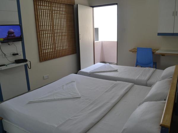 Metro Park : photo 4 de la chambre chambre triple avec balcon
