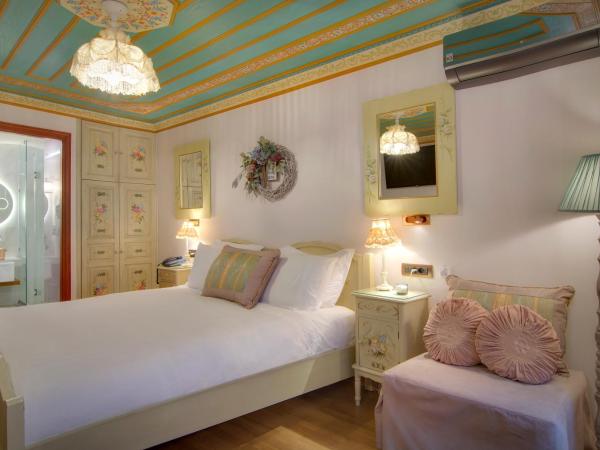 ARCHONTARIKI Historic Boutique Hotel : photo 5 de la chambre chambre lits jumeaux