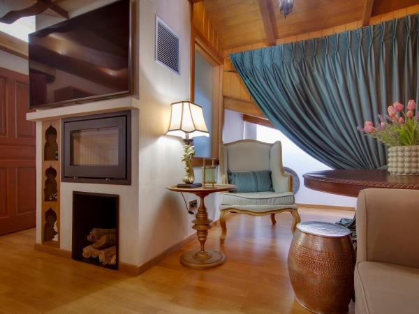 ARCHONTARIKI Historic Boutique Hotel : photo 6 de la chambre chambre lit king-size - vue sur lac