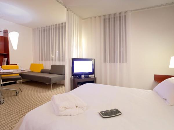 Novotel Suites Lille Europe : photo 4 de la chambre suite lit queen-size avec lit simple 