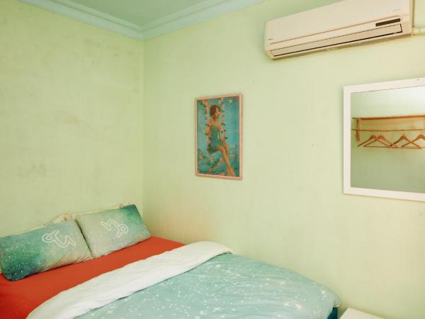 hostel vague : photo 10 de la chambre chambre double avec salle de bains commune