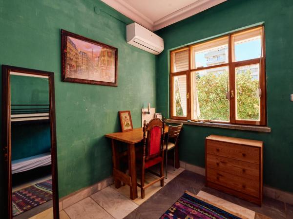 hostel vague : photo 1 de la chambre chambre lits jumeaux avec balcon