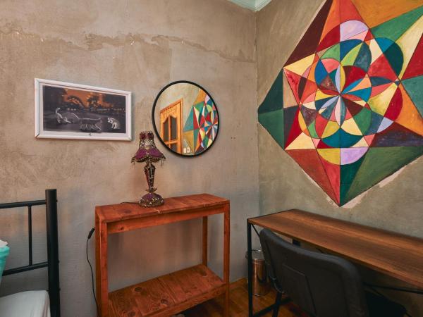 hostel vague : photo 8 de la chambre chambre double avec salle de bains commune