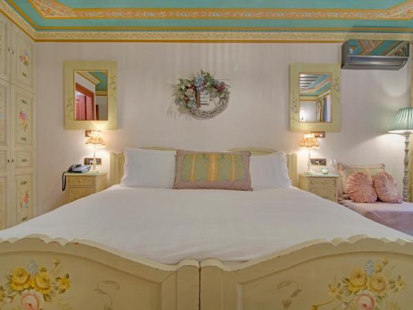 ARCHONTARIKI Historic Boutique Hotel : photo 3 de la chambre chambre lits jumeaux