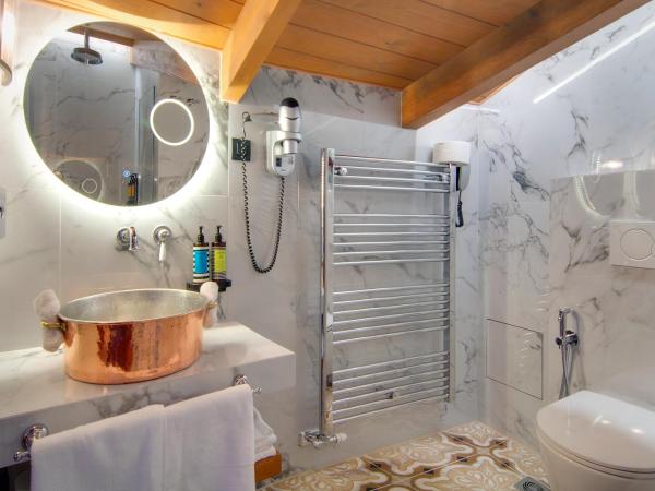 ARCHONTARIKI Historic Boutique Hotel : photo 9 de la chambre chambre supérieure - combles