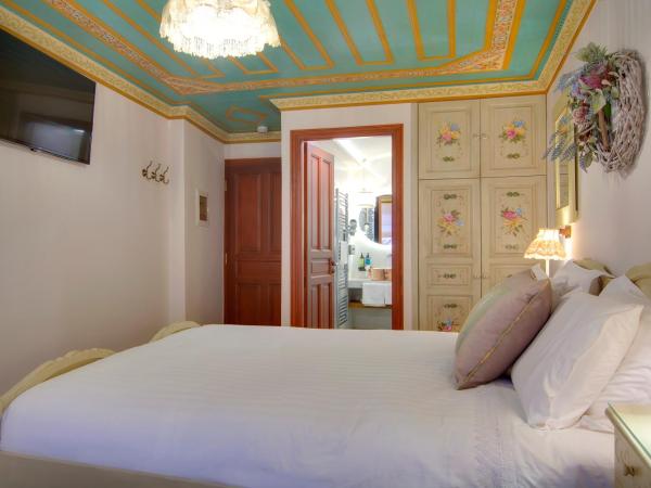 ARCHONTARIKI Historic Boutique Hotel : photo 8 de la chambre chambre lits jumeaux