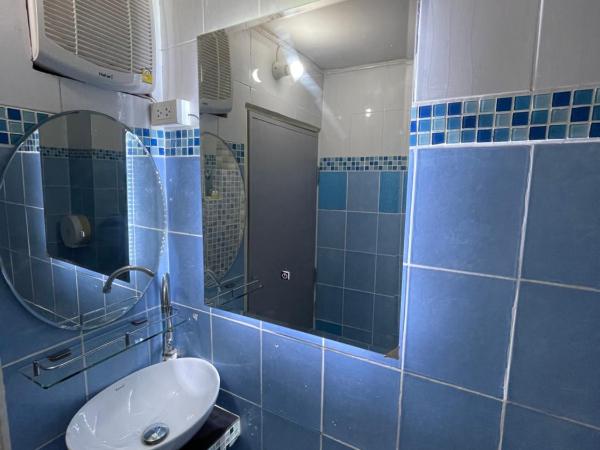 Acozyposhtel : photo 10 de la chambre superior with an attached shower room & private external bathroom