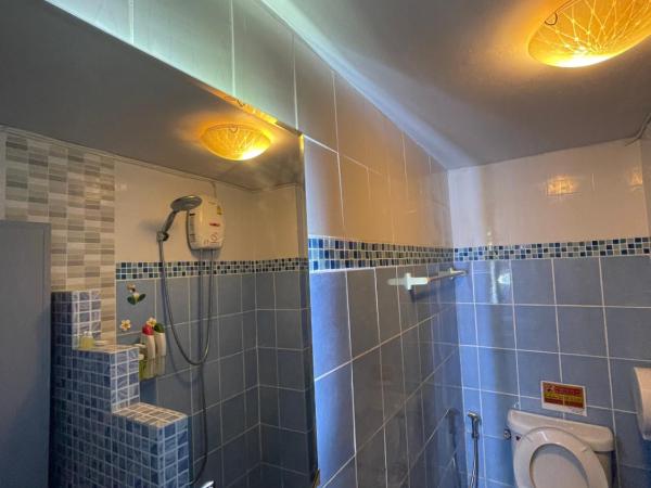Acozyposhtel : photo 9 de la chambre superior with an attached shower room & private external bathroom
