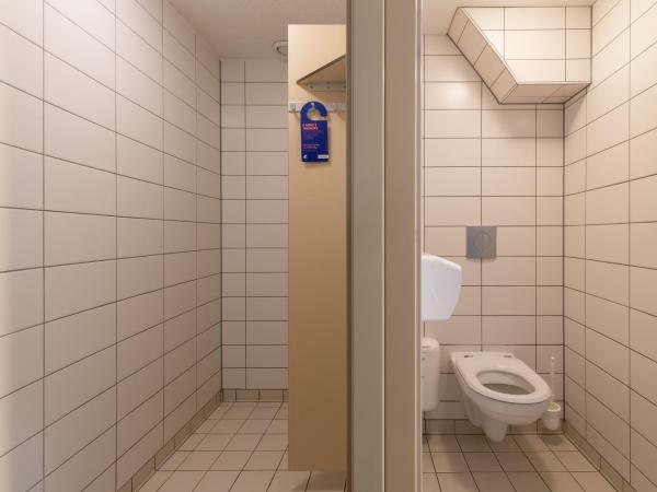 Stayokay Hostel Rotterdam : photo 8 de la chambre chambre marine avec salle de bains privative et billet pour musée maritime