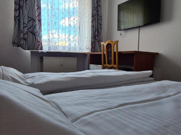 Hotel Zentrum : photo 2 de la chambre chambre double ou lits jumeaux