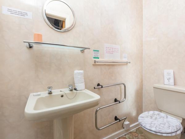 The Sandringham Court Hotel & Apartment with High Speed Wi-Fi : photo 5 de la chambre chambre triple avec douche