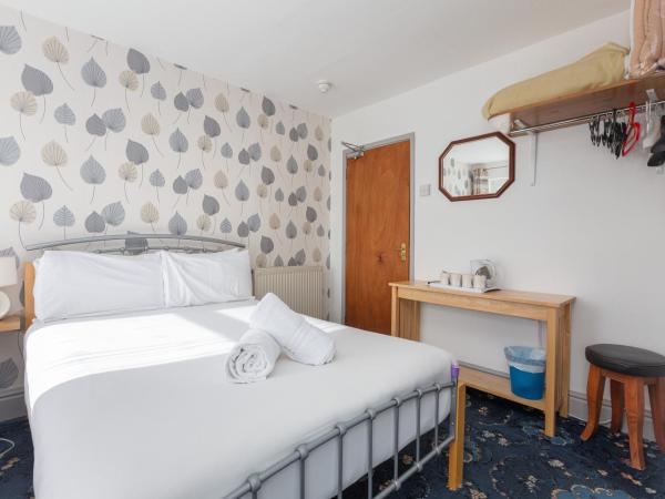 The Sandringham Court Hotel & Apartment with High Speed Wi-Fi : photo 4 de la chambre chambre quadruple avec salle de bains