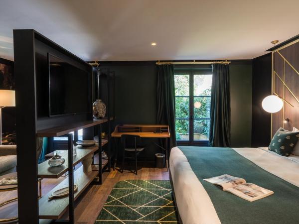 Aigle Noir Fontainebleau MGallery : photo 5 de la chambre suite junior lit king-size - vue sur cour