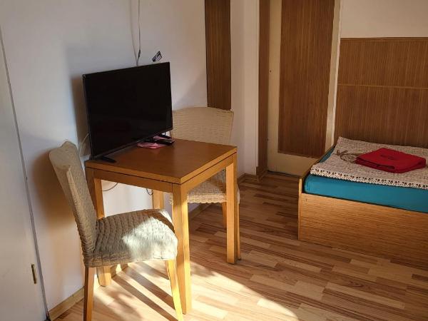 Pension Haus Baron 1 Neckarau : photo 4 de la chambre chambre quadruple avec salle de bains privative