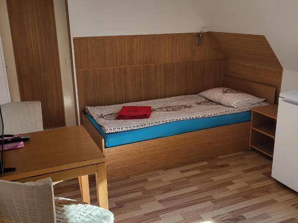 Pension Haus Baron 1 Neckarau : photo 6 de la chambre chambre quadruple avec salle de bains privative