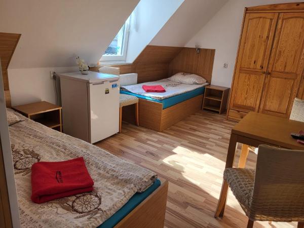 Pension Haus Baron 1 Neckarau : photo 8 de la chambre chambre quadruple avec salle de bains privative