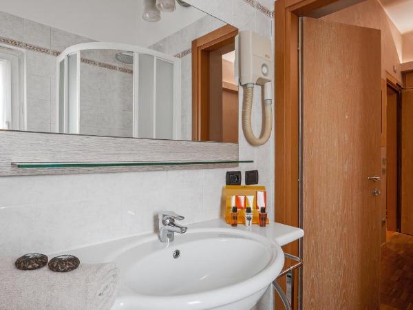 Hotel Ariston : photo 3 de la chambre chambre lits jumeaux