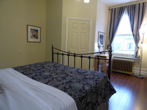 Gingerbread Manor : photo 7 de la chambre chambre de luxe lit queen-size avec salle de bains privative