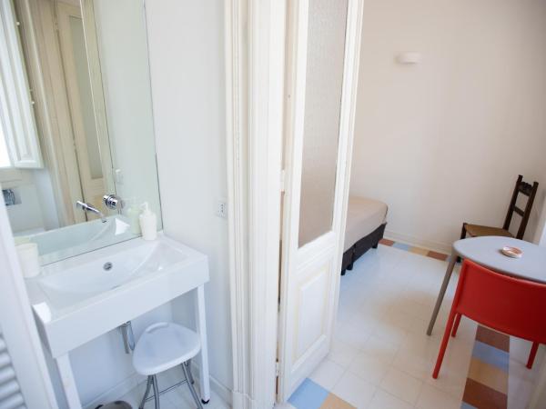 B&B Angioy 18 : photo 8 de la chambre chambre double ou lits jumeaux