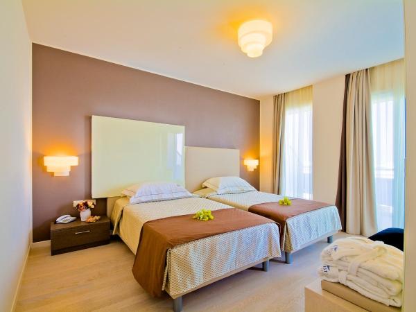 Majestic Beach Hotel & Wellness : photo 2 de la chambre chambre double ou lits jumeaux supérieure avec vue latérale sur la mer