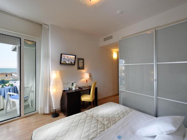 Majestic Beach Hotel & Wellness : photo 3 de la chambre chambre familiale - vue latérale sur mer