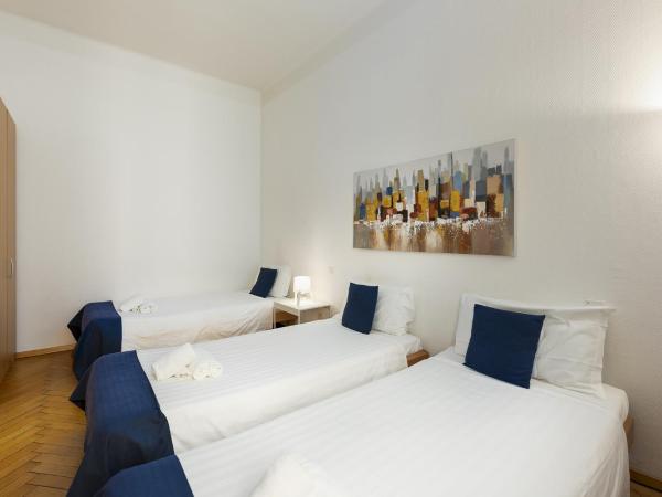 GuestHouse Lugano Center by LR : photo 2 de la chambre chambre triple classique